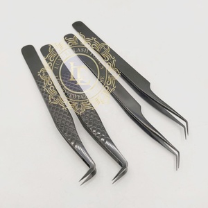 Pinzas de extensión de pestañas con revestimiento de Plasma negro hechas a mano, pinzas de pestañas de acero inoxidable con mango suave, mano de etiqueta privada - Product Image 1
