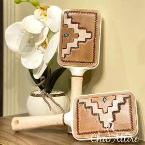 Cepillo para el Cabello Rústico y Chic con Mango de Cuero Repujado para un Glamour sin Esfuerzo, Peine para el Cabello de Cuero Hecho a Mano, Accesorios para el Cabello, Regalo para Ella - Product Image 1