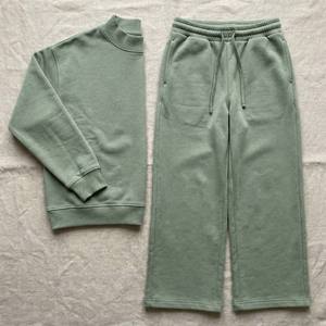 Ensemble deux pièces de survêtement streetwear en velours épais de qualité supérieure, vert sauge, avec pull à col montant et pantalon de survêtement skinny - Product Image 2