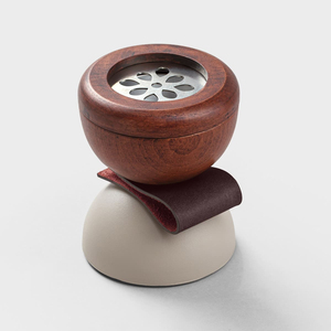 Brûleur d'encens Mubkhar en bois de santal de luxe avec enveloppe en cuir et plateau métallique gravé, écologique et durable, idéal pour offrir en cadeau - Product Image 4