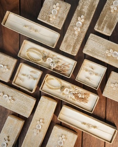 Juego de Regalo Rakhi para Parejas, Colección Rustic Royal, Hecho a Mano con Perlas y Conchas, para Bhai y Bhabhi, con Caja de Regalo Texturizada Premium - Product Image 1