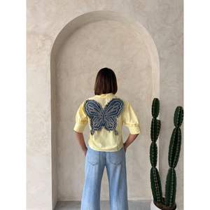 Blusa Rosa al por Mayor para Mujer con Detalle Intrincado de Mariposa en la Espalda - Product Image 1