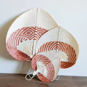 Handfan en bambou fait à la main avec du bambou vietnamien et un tissu vibrant pour un usage quotidien et des cadeaux artistiques - Product Image 1