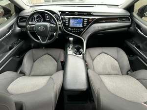 Toyota Camry LE FWD berline d'occasion 2019, boîte automatique, sièges en cuir, intérieur foncé, pneus R16, moteur turbo, capacité 4L, électrique - Product Image 2