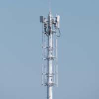 Mât télécom monopode en acier galvanisé personnalisé de 30m, 40m, 50m, 60m pour antenne de signalisation de tour de téléphonie cellulaire 5G