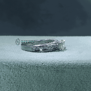 Anillo de Oro Rosa de 14K con Moissanita de Corte Redondo de 6.50 MM con Detalles y Halo Oculto para Mujer - Product Image 4