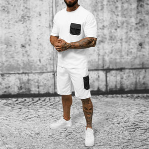 Conjunto de dos piezas de ropa de calle informal de verano para hombre, camiseta sólida con cuello redondo y bolsillos de parche y pantalones cortos, pantalones activos - Product Image 2