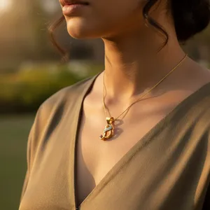 จี้รูปตัวอักษร 'S' ประดับพลอยโกเมนและเพชร ชุบทอง - Product Image 1