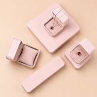Fabricant de boîtes à bijoux en cuir PU rose blush personnalisées OEM, avec doublure en velours, pour bagues, colliers et bracelets.