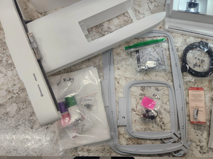 Machine à coudre et à broder Husqvarna Viking Designer Ruby Royale prête à la vente - Product Image 6