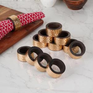 Rond de serviette décoratif en bois au design martelé utilisé pour l'accessoire de vaisselle pour hôtels et restaurants - Product Image 1