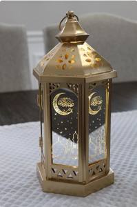 Lanterne de Ramadan en métal finition or avec panneaux en forme de croissant de lune, lumière douce de bougie, décoration festive élégante et cadeau attentionné - Product Image 4