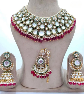 Exquisito conjunto de joyería nupcial Kundan Meenakari, pendientes a juego y incrustaciones de esmalte colorido Maang Tikka para bodas y eventos festivos - Product Image 2