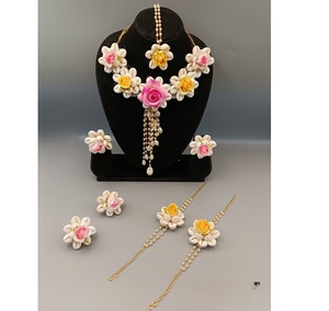 Conjunto de joyas florales hechas a mano para damas de honor y ceremonias de boda Colorido Haldi Mehndi Conjunto de joyas Diseño de flores para niñas - Product Image 2