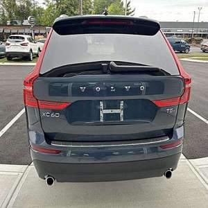 SUV automatique essence 2L I-4 Clean Used 2022 XC60 T5 AWD à transmission intégrale Momentum Drive-E - Product Image 1