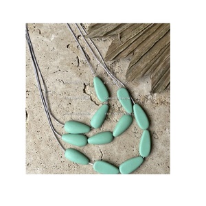 Collar indio de resina de cuentas verdes de mar sin cortar hecho a mano de alta calidad para damas joyería hecha a mano de moda para niñas de la India - Product Image 1