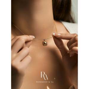 Collana con Ciondolo Quadrato Dorato a Forma di Croissant, Antiossidante, Texture Geometrica, Collana Stratificata, Regalo alla Moda - Product Image 6