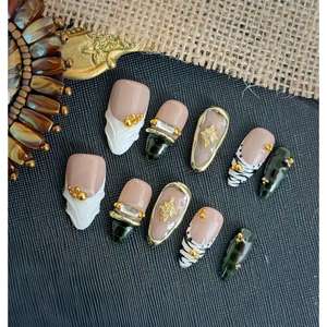 Uñas Postizas Emerald Sovereign - Accesorio de Arte de Uñas Elegante y con Estilo - Product Image 1