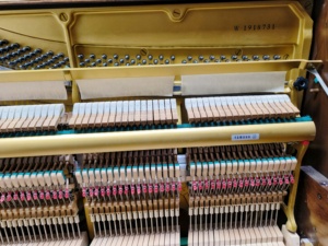 เปียโนยามาฮ่า W102 คุณภาพญี่ปุ่น 88 คีย์ แบบตั้งตรง สำหรับมืออาชีพ เสียงใสทรงพลัง พร้อมสำหรับการแสดงบนเวที ดีไซน์คลาสสิก - Product Image 4