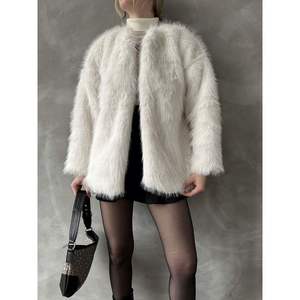 Manteaux en fausse fourrure crème pour femmes Topshow, vente en gros - Product Image 2