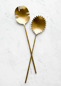 Serveur à salade en laiton de style traditionnel avec des détails gravés, idéal pour la décoration de table festive ou les événements familiaux - Product Image 5