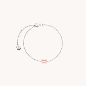 Brazalete con Dijes Chapados en Oro Rosa, Diseño Lindo con Letras y Números, Acero Inoxidable y Aleación de Zinc, Regalo - Product Image 1