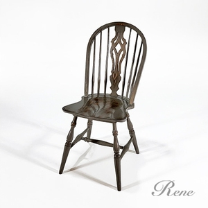 La chaise de salle à manger de la série 8227 est fabriquée en bois d'acajou vieilli de haute qualité, garantissant une robustesse et une durabilité élevées. - Product Image 2