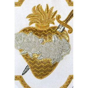 Écussons en soie brodés à la main avec logo personnalisé en gros, badges de tissu de mode haut de gamme faits à la main avec emballage personnalisé - Product Image 2