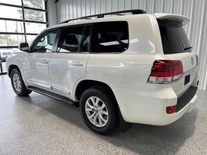 Para SUV Blanco Usado 2021 con Volante a la Izquierda, Faros LED y Portaequipajes de Aleación de Aluminio - Product Image 6