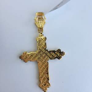 Élégant pendentif croix en or 10 carats avec diamants de 1.58 carats et détails complexes, parfait pour les occasions spéciales et les vêtements de tous les jours - Product Image 4