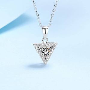 Collar con Colgante Circular de Moissanita con Diseño de Halo y Corte Triangular de 2.00 CT, Regalo de Boda, Incrustaciones de Diamantes de Lujo para Mujer - Product Image 4