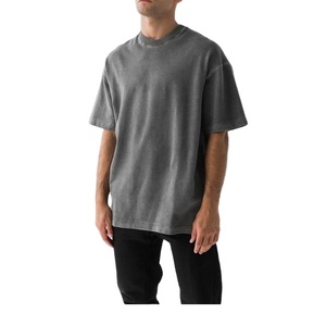 Une usine OEM produit des chemises en coton personnalisées avec logo sur mesure et une distribution mondiale pour les marques professionnelles. - Product Image 1