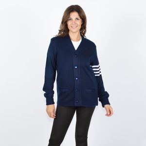 Pull universitaire d'inspiration vintage-doux, chaud et parfait pour une tenue décontractée et un look tendance - Product Image 2