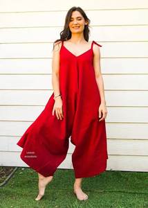 2023 nuevo Mono de verano con cuello en V para mujer, tejido de tamaño libre, informal, suelto, sin mangas, con pierna ancha, rojo liso - Product Image 3