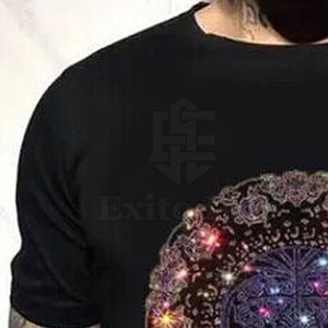 เสื้อยืดผู้ชายดีไซน์ล่าสุด สีสันตามสั่ง ผ้าฝ้ายแท้ 100% ระบายอากาศได้ดี ประดับด้วยคริสตัล เหมาะสำหรับใส่ลำลอง - Product Image 4