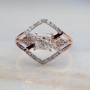 Bague de fiançailles de style classique 14 carats avec diamant de laboratoire de coupe princesse, cadeau de mariage étincelant certifié IGI écologique - Product Image 1