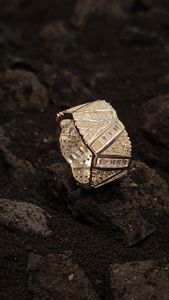 Bague unisexe de luxe tendance en argent 925 plaqué, sertie de moissanite ronde taille brillant certifiée IGI – Nouveauté très prisée - Product Image 2