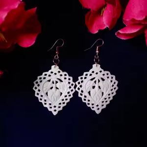 Boucles d'oreilles Bone Buffalo faites à la main Bijoux uniques et élégants par Crescent Crafts - Product Image 1