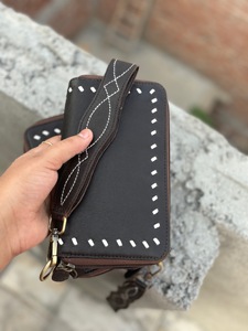 Tarjetero y muñequera con doble cremallera de cuero genuino para mujer de la mejor calidad, diseño de punto de bota pintado a mano, monederos de mano elegantes - Product Image 5