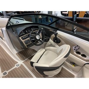 Bateau de luxe Monterey 224FS 2024 avec moteur MerCruiser inboard/outboard, réservoir de carburant de 55 gallons, profondeur de 3 pieds - Product Image 3