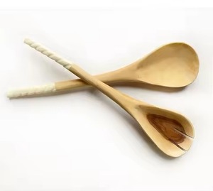 Ensemble de service à salade en bois naturel avec 2 spatules, ustensiles durables faits à la main - Product Image 4