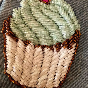 Broche artisanale de luxe en coton en forme de tête de cheval, ornée de perles et de strass, élégante et scintillante, pour vestes et sacs, exportation de haute couture - Product Image 1