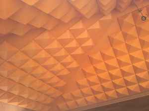 Tranquil APS Paneles acústicos modernos con deflectores colgantes de perno impregnado Diseño 3D reductor de sonido Poliéster perforado embalado - Product Image 3