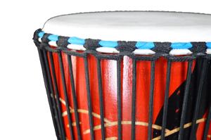 Tambor Djembé SOLOBEAT de Madera Tallada a Mano Estilo Africano, Aleación de Bronce B20, 45 cm de Diámetro, 1.1 kg de Peso, Afinado con Cuerda, Piel de Gado, Color Rojo - Product Image 3