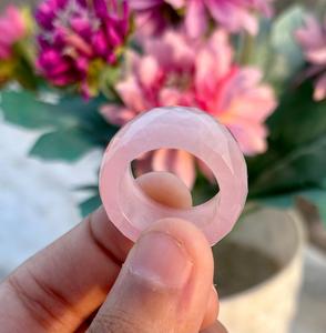 Bague à facettes en quartz rose naturel Nouveau design Bague élégante sculptée à la main Bague de déclaration - Product Image 4
