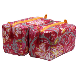 Ensemble de deux sacs de toilette, porte-monnaie et trousse à cosmétiques, style indien, imprimé à la main, tendance, matelassés, en vente - Product Image 3