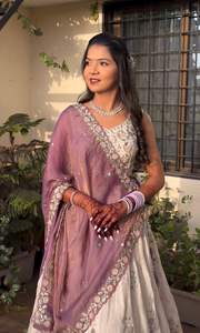 Tela de Chinon suave de alta calidad Trabajo pesado Lehenga Choli con bordado a mano y Gold Crush Dupatta para uso en fiestas y bodas - Product Image 3