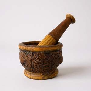 Mortero y pilón de madera pesada que proporciona un peso estable para moler especias, hierbas y mezclas, produciendo texturas consistentes. - Product Image 1