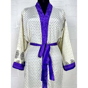 Bata Kimono Boho de Seda Reciclada Vintage con Estampado Paisley, Estilo Sari, para Usar en Casa o como Pareo de Playa - Regalo de Aniversario para Ella, para Usar con Traje de Baño - Product Image 2