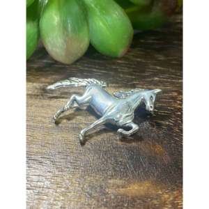 Broche de Plata de Ley Hecho a Mano en el Estilo Navajo con Caballo Chapado en Oro y Diamantes para Regalo de Boda, Compromiso o Fiesta - Product Image 4